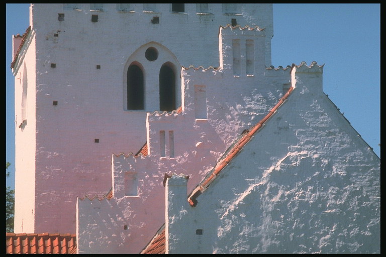 Monastery putih dengan semburat pink dari atap