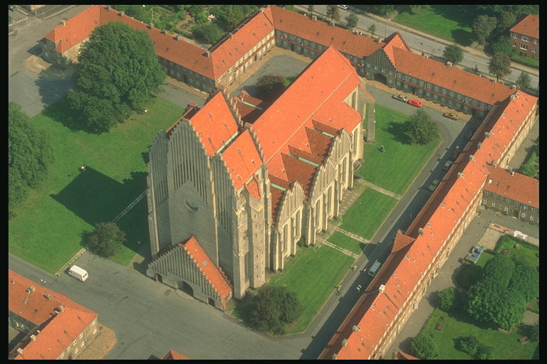 Cathedral cao trong phong cách Gothic. Các Fortress xung quanh nhà thờ
