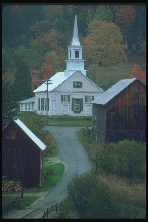 A igreja com paredes brancas e campanário