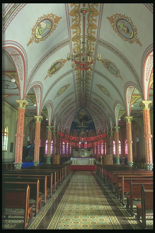 Katoličke crkve. Figure na stropu