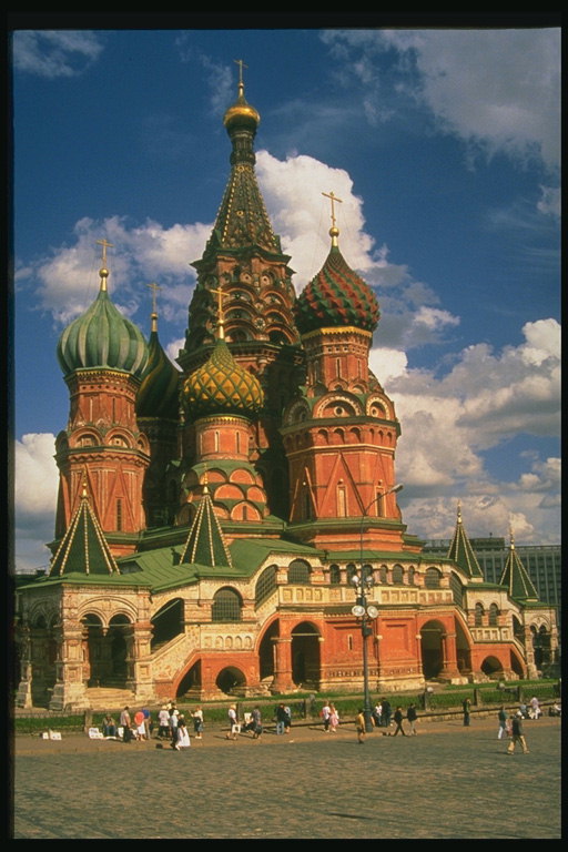 Kathedraal met rode muren en kleurrijke koepels