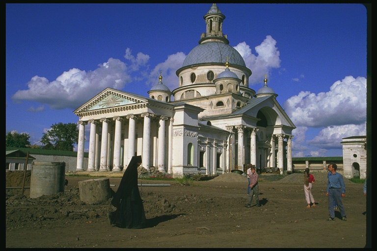 Ο ναός με κίονες και θόλους των πασχαλιά