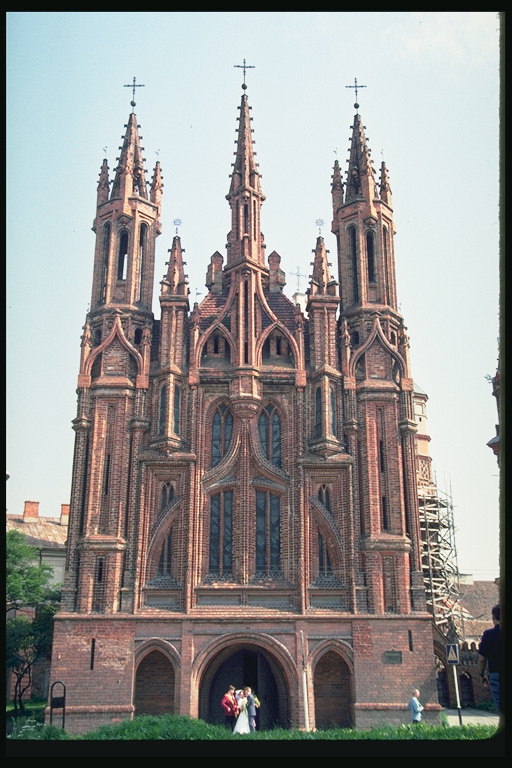 Высокие стрелы башен собора
