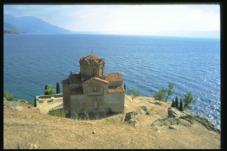 Igrexa da acantilados xunto ao mar