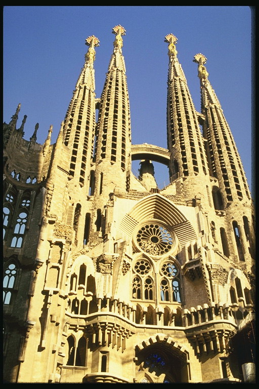 Den rika arkitektoniska utsmyckning av fasaden av en katedral