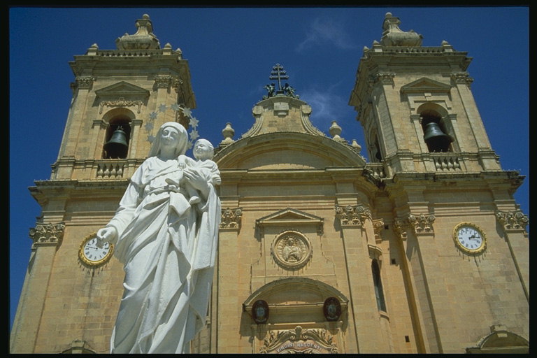 Statuen af Madonna på trappen af templet