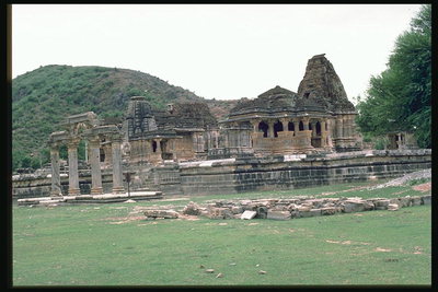 As ruínas do templo. Restos de colunas e paredes