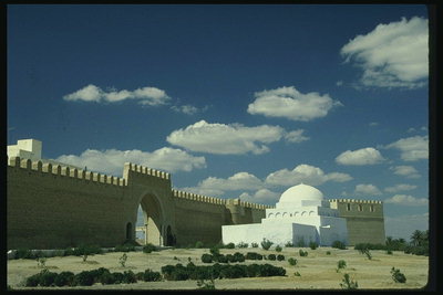 Kar-şehir duvarları yakınında beyaz bina