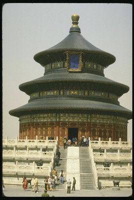 Tempel med tre etager. Skridt og bænke