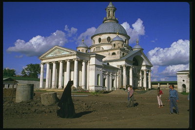 Храм с колонами и сиреневыми куполами