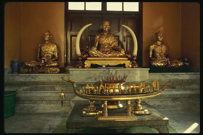 礼拝の場所。 金の色の下にある金属の神々 。 象の牙