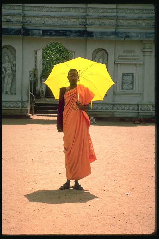 Ein Mann mit einer leuchtend gelben Schirm