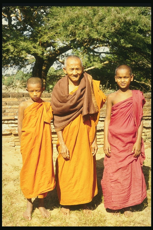 راهب مع التلاميذ