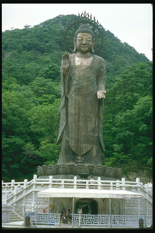 En stor stein statue