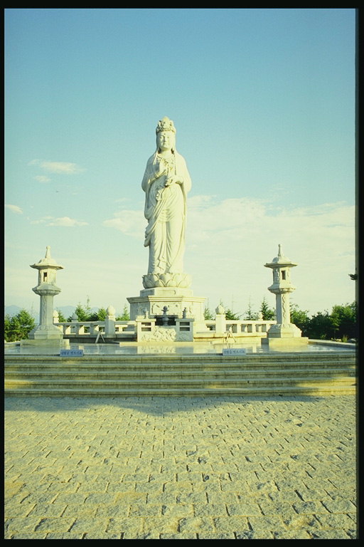 A estatua de mármore branco na praza