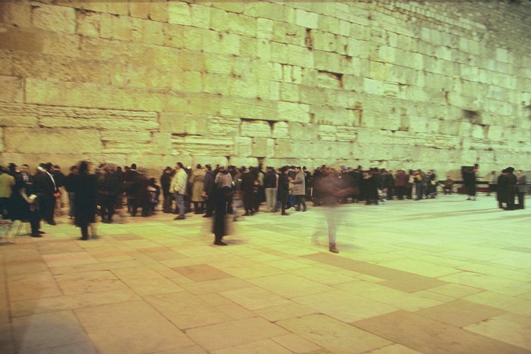 Nas paredes do templo judeu destruído