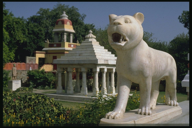 Tiger par les murs du temple
