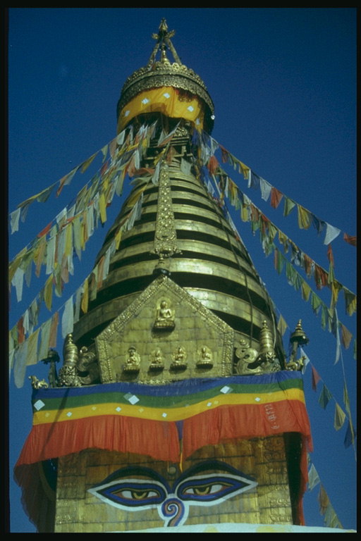 Храм. Нарисованные глаза человека и разноцветные флаги