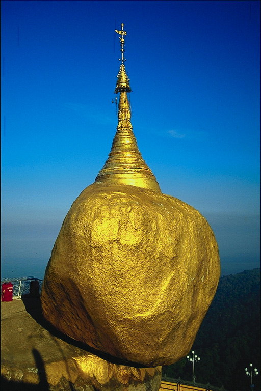 Stone ngjyrë të artë me një kupolë