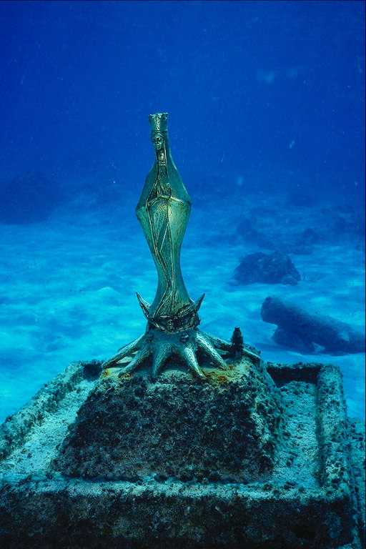 את פסל של הבתולה עם מתכת מתחת למים