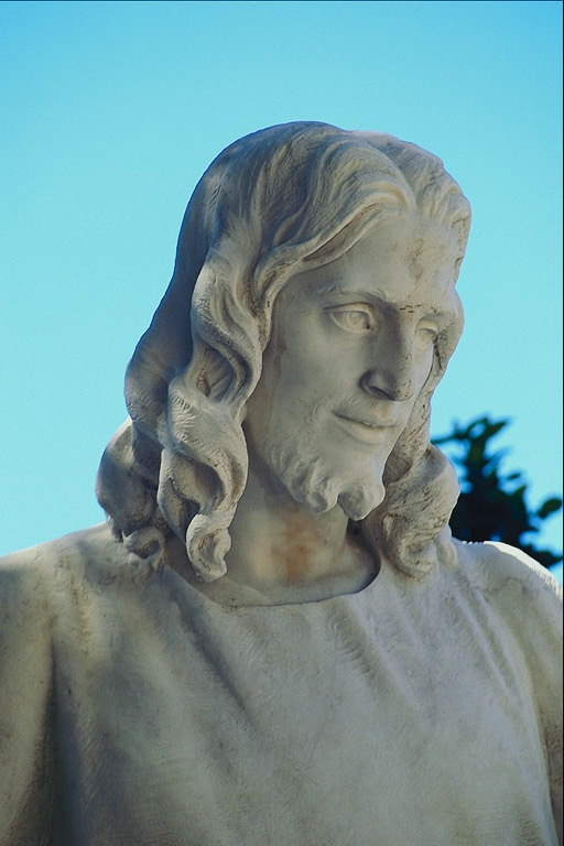 Statua z młodych mężczyzn. Jezus Chrystus