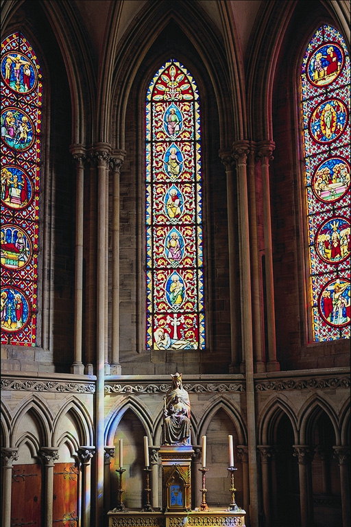 Multi-vetri colorati. La statua della Madonna