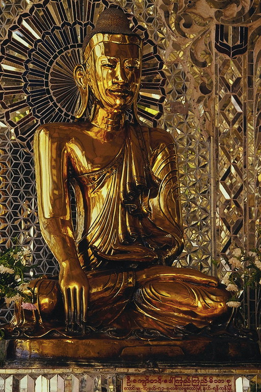Het beeld van een man met het materiaal in het kader van het goud