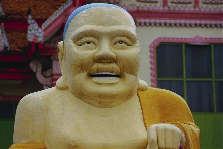 A estatua de un home coa boca entreaberta