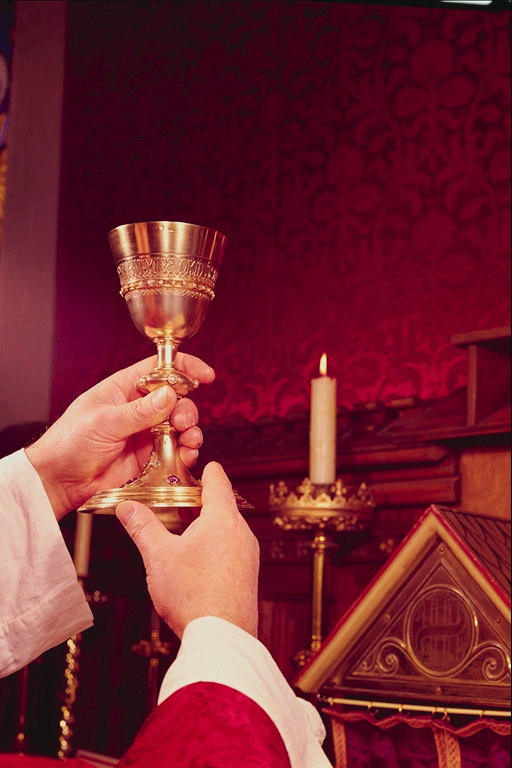 Chiesa con un bicchiere in mano