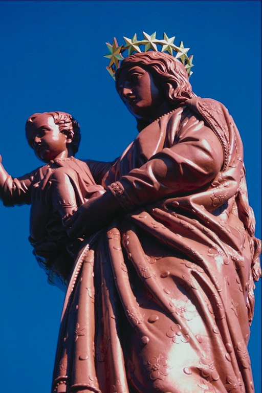 Statue. En kvinde med et barn i hendes arme