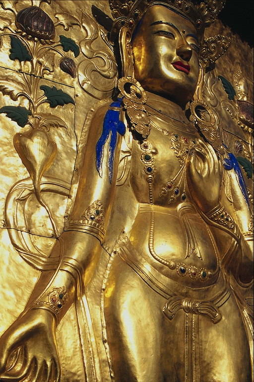 Figura prominente en la pared con un metal de oro