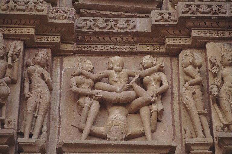 Αγάλματα των γυναικών στον τοίχο του ναού