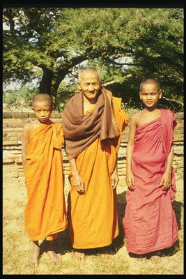 Монах с учениками