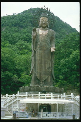 Голяма каменна статуя