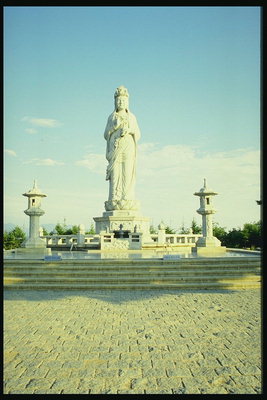 De witte marmeren standbeeld op het plein