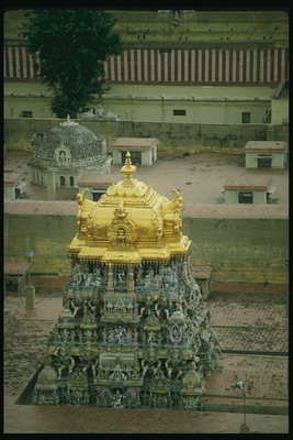Tempel koos kujude kohta seinad kujutatakse usulisi vaateid