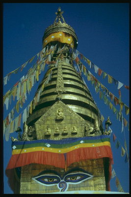 मंदिर. तैयार की आँखें और बहुरंगी झंडे