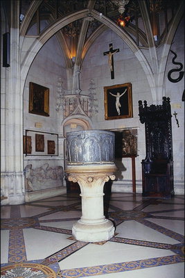Crucifixion nas paredes, e uma tigela para o rito do batismo