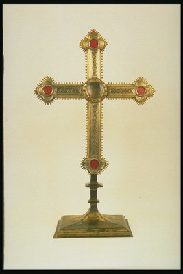 Kríža s kovom vo farbe zlata s červenými kameňmi