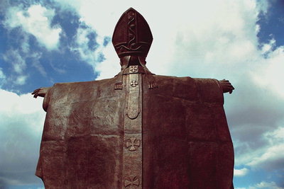 Statua z biskupem. Widok z tyłu