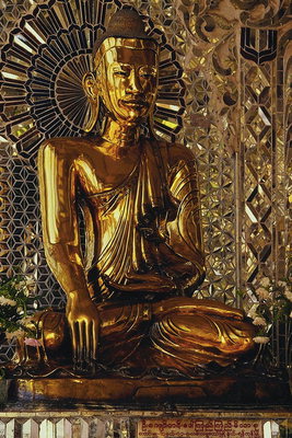 La estatua de un hombre con la materia en el oro