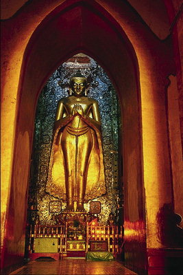 Статуя жінки у стіни храму
