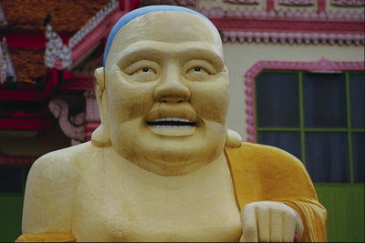 La statua di un uomo con la bocca socchiusa