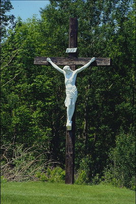 Houten kruis met de kruisiging van Jezus Christus met een witte materiaal