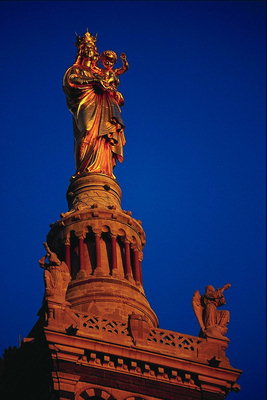Het beeld op het dak van de kerk. Van de Heilige Maagd Maria met kind