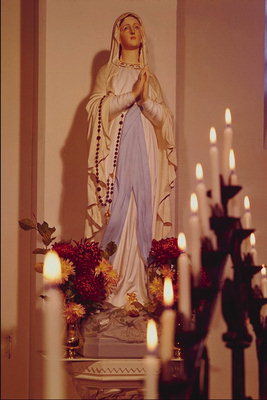 La statua della Madonna. Candele