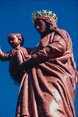 मूर्ति. उसकी गोद में एक बच्चे के साथ एक औरत