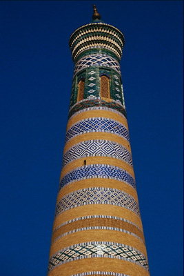 Torre com desenhos coloridos