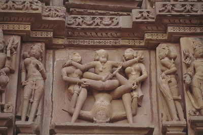 Statuer av kvinner på veggen av templet