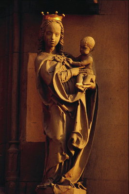 Bilder i kronan av jungfrun och barnet i hennes armar